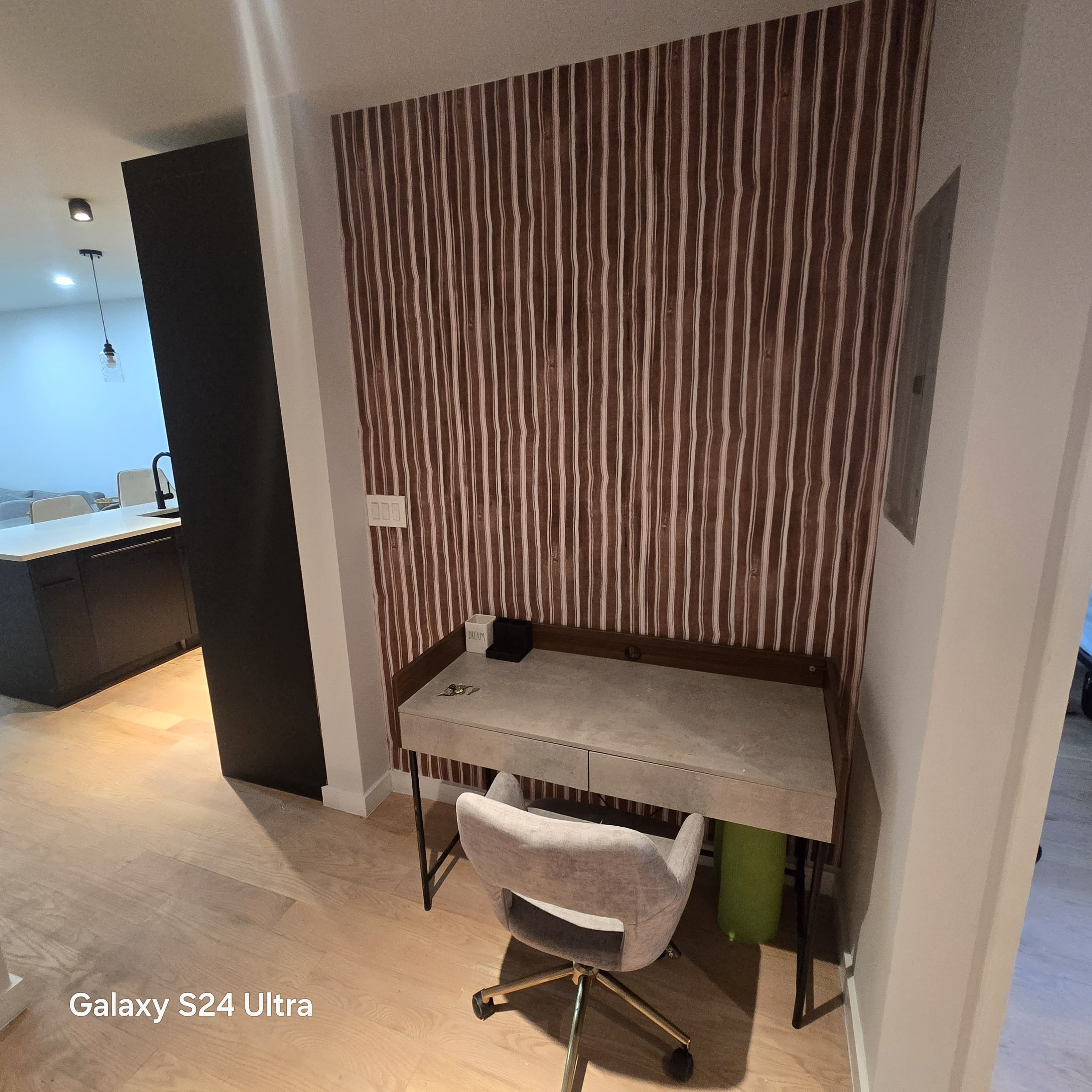 Sunny Room w Private Bath Near Train & wi-fi, Ground FL, Shared Garden - Photo 12