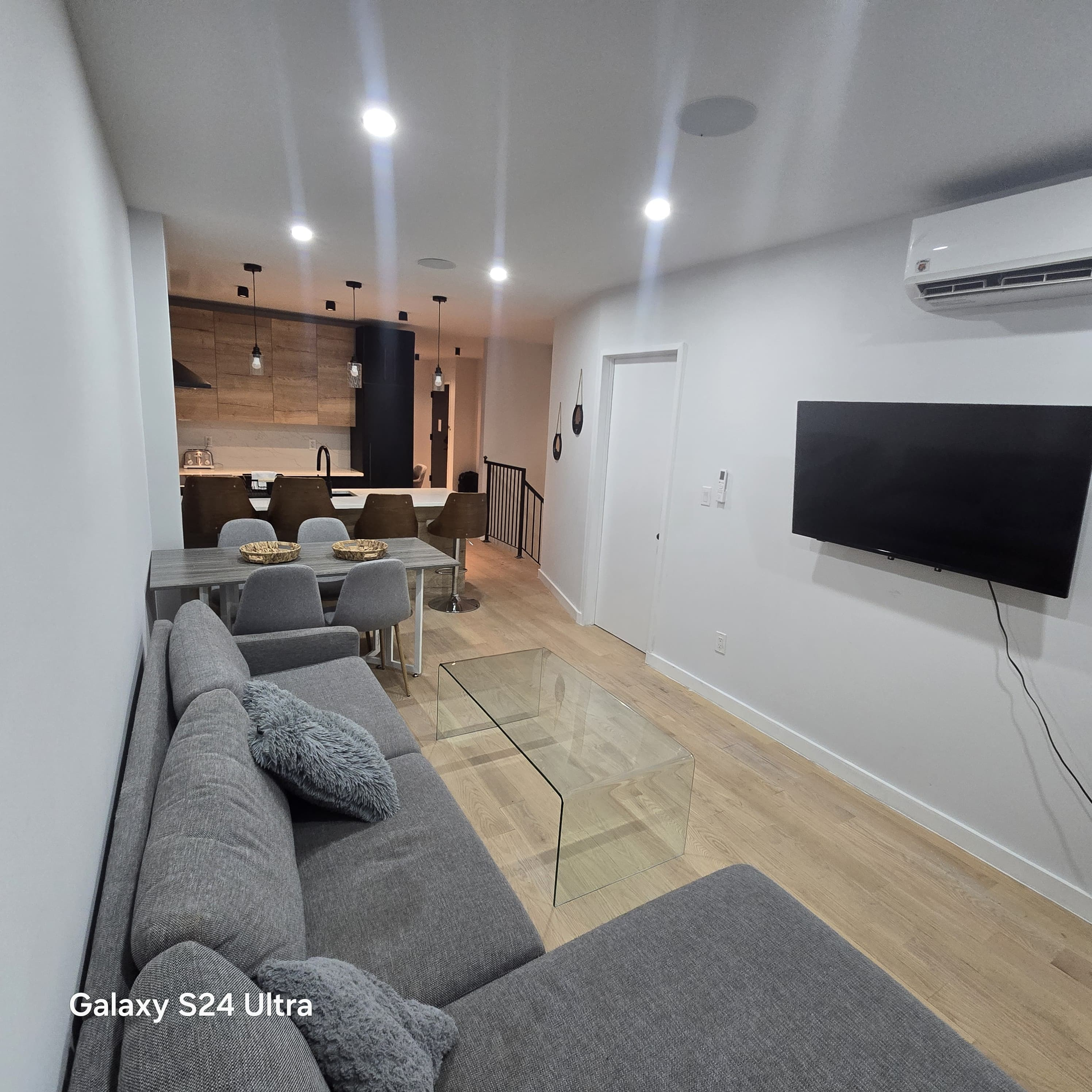 Sunny Room w Private Bath Near Train & wi-fi, Ground FL, Shared Garden - Photo 11
