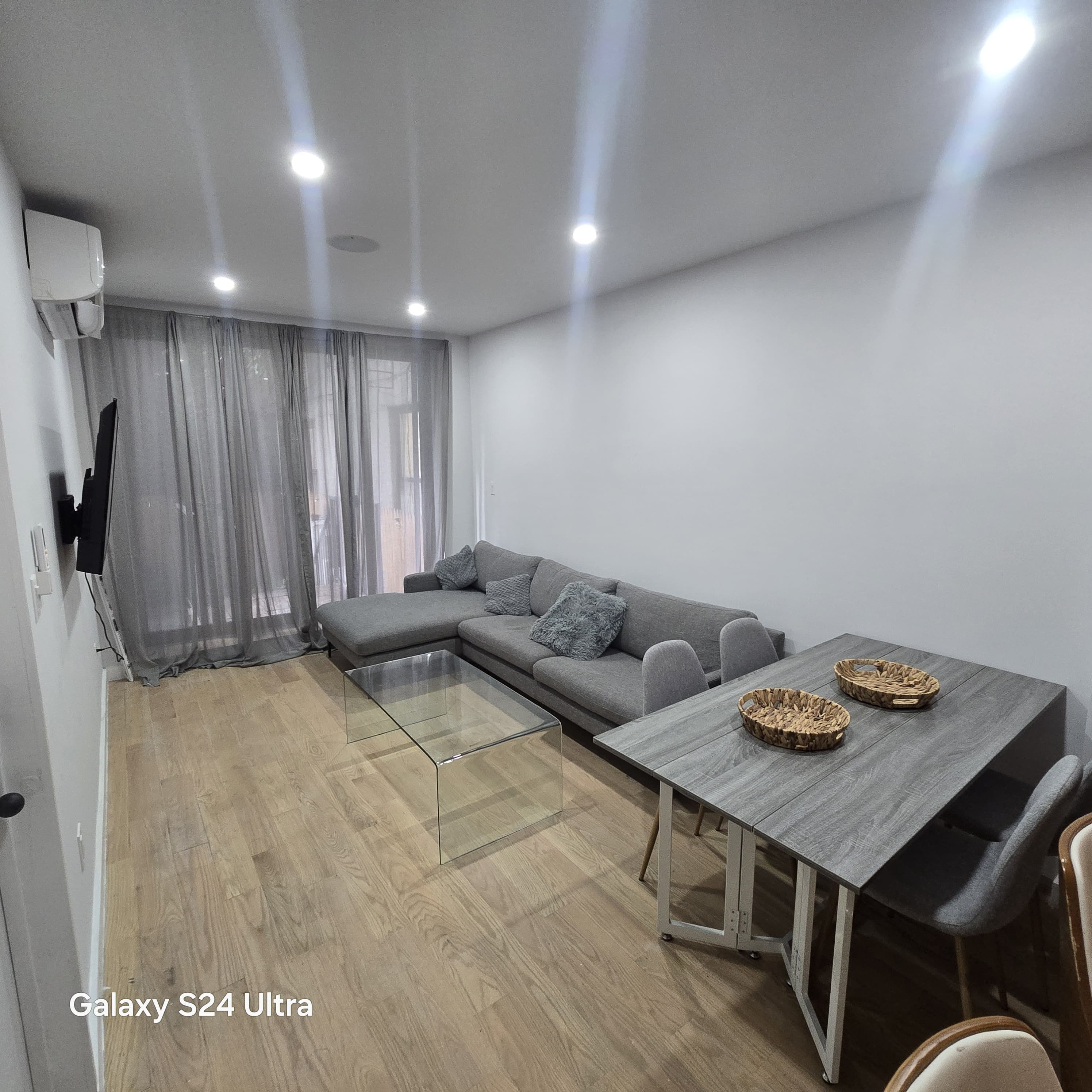 Sunny Room w Private Bath Near Train & wi-fi, Ground FL, Shared Garden - Photo 8