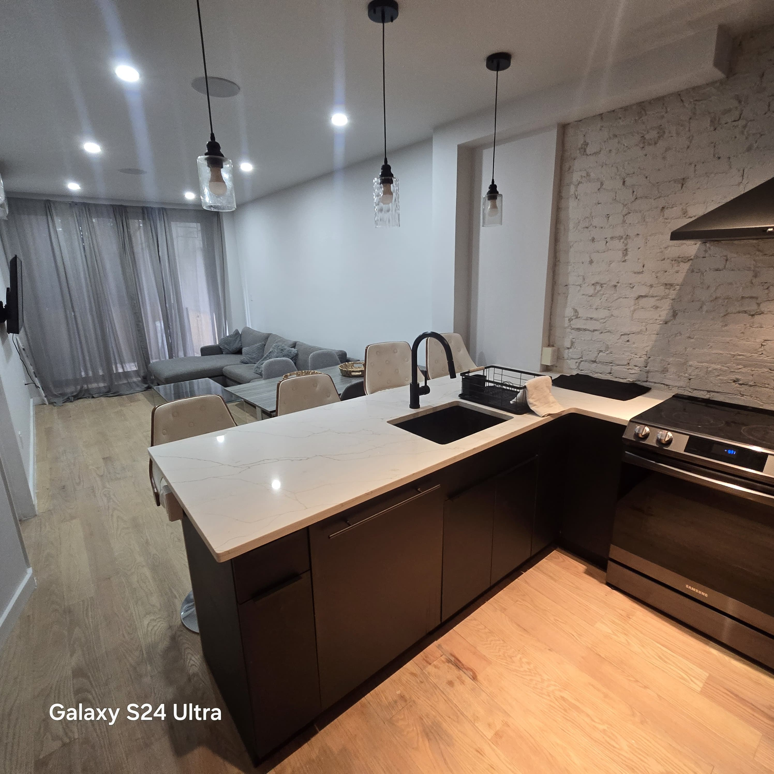 Sunny Room w Private Bath Near Train & wi-fi, Ground FL, Shared Garden - Photo 9