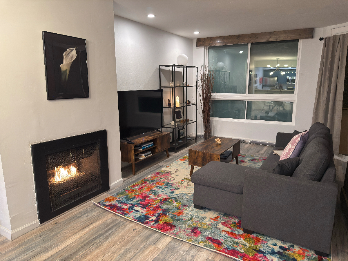 Condo in the heart of Hollywood - Photo 1