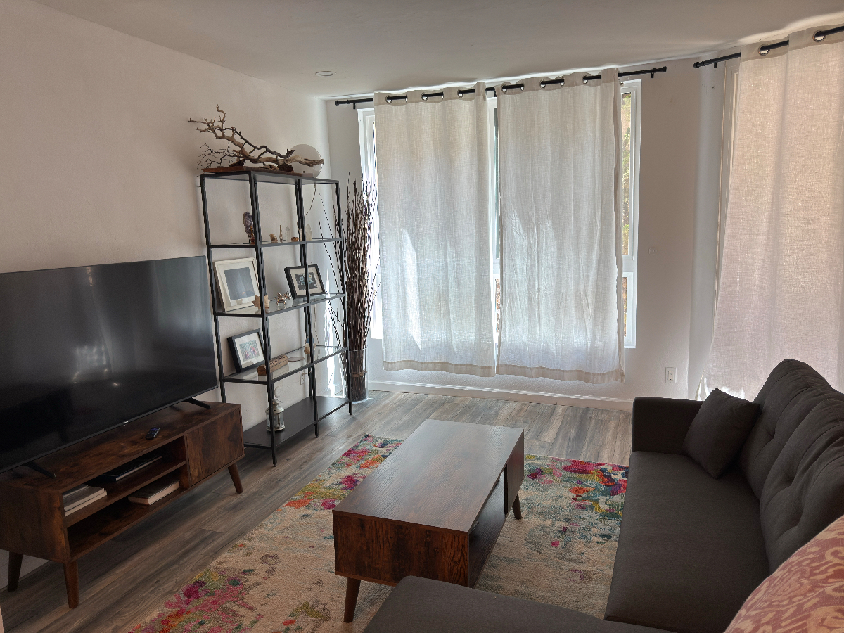 Condo in the heart of Hollywood - Photo 3