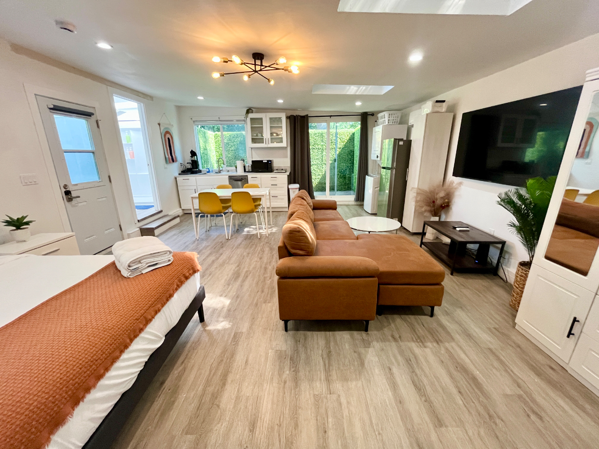 Special Studio, Newly Remodeled w/ Private Yard, Washer/Dryer - Photo 4