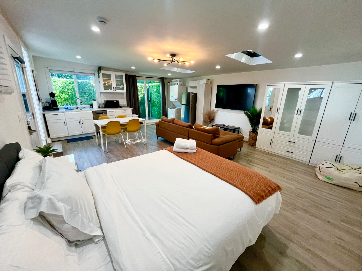 Special Studio, Newly Remodeled w/ Private Yard, Washer/Dryer - Photo 2
