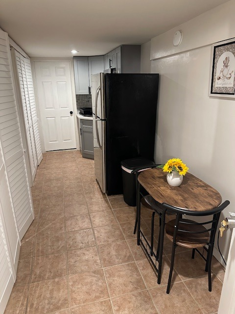 Cozy Furnished Apartment Close To Shopping, Transit And Local Entertainment - Photo 4