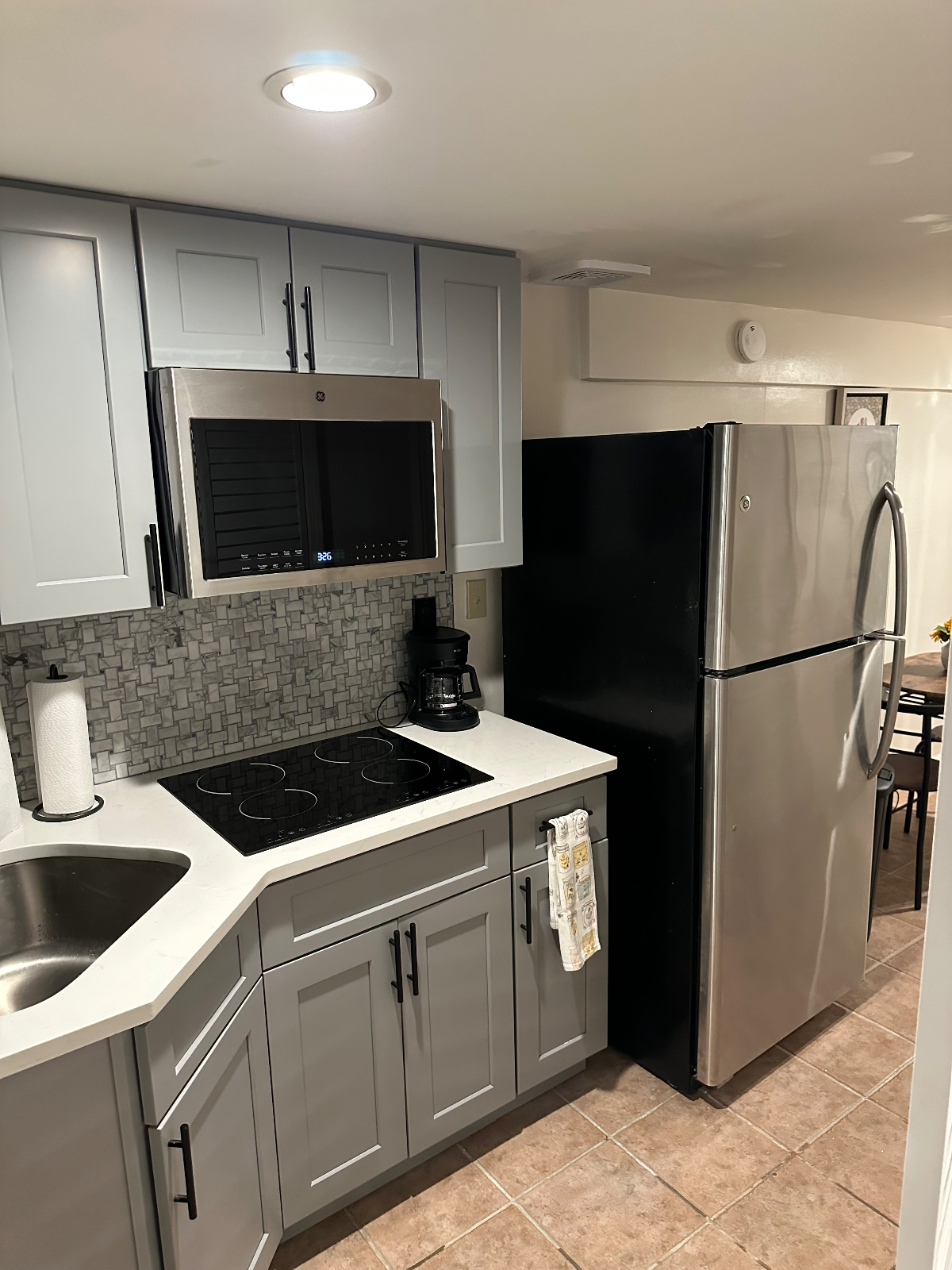 Cozy Furnished  Apartment Close To Shopping, Transit And Local Entertainment - Photo 8