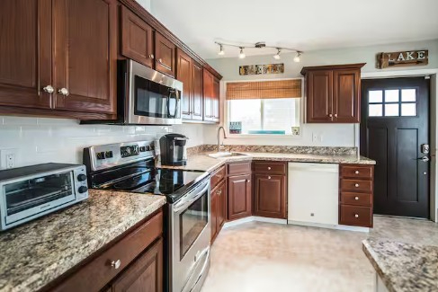 3-Bedroom House Overlooking Lake Bomoseen - Photo 4