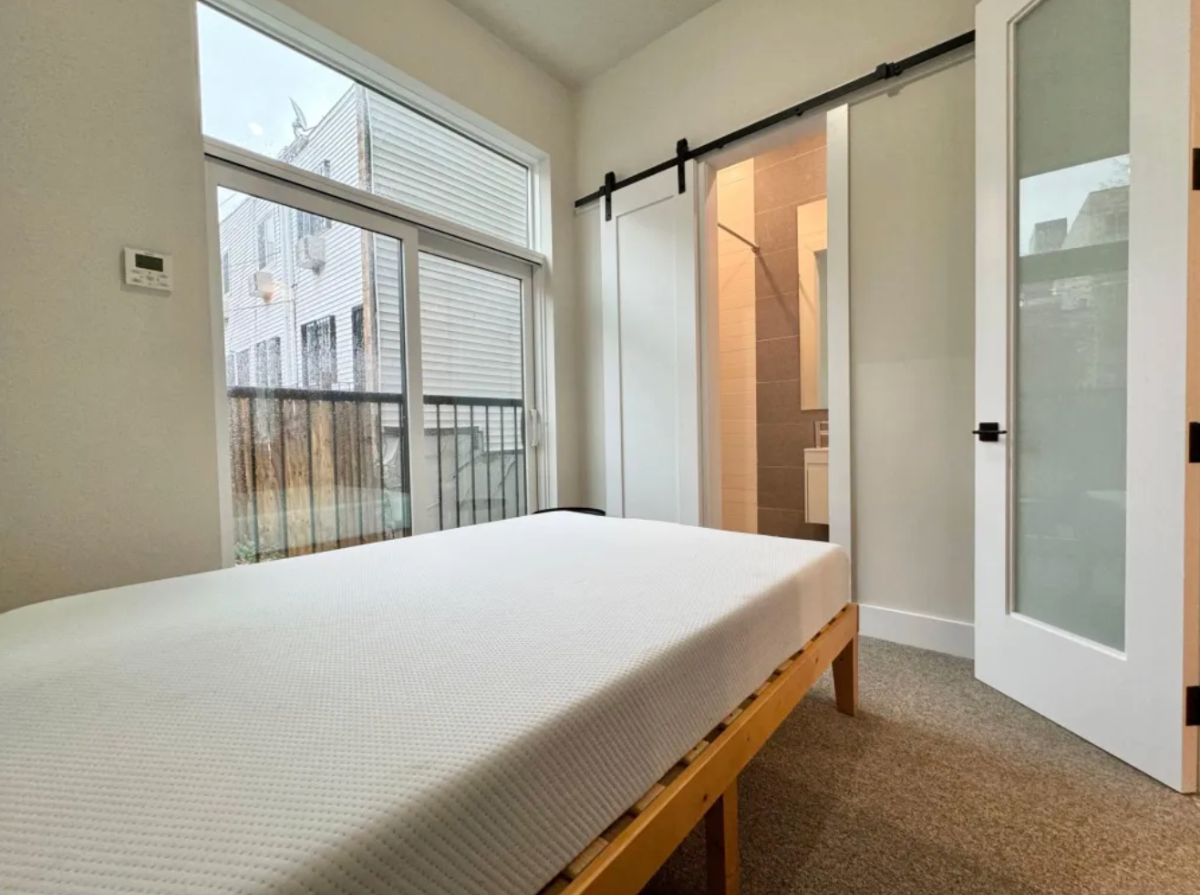 Bright Room with Private Bathroom in Williamsburg, 806 - Photo 2