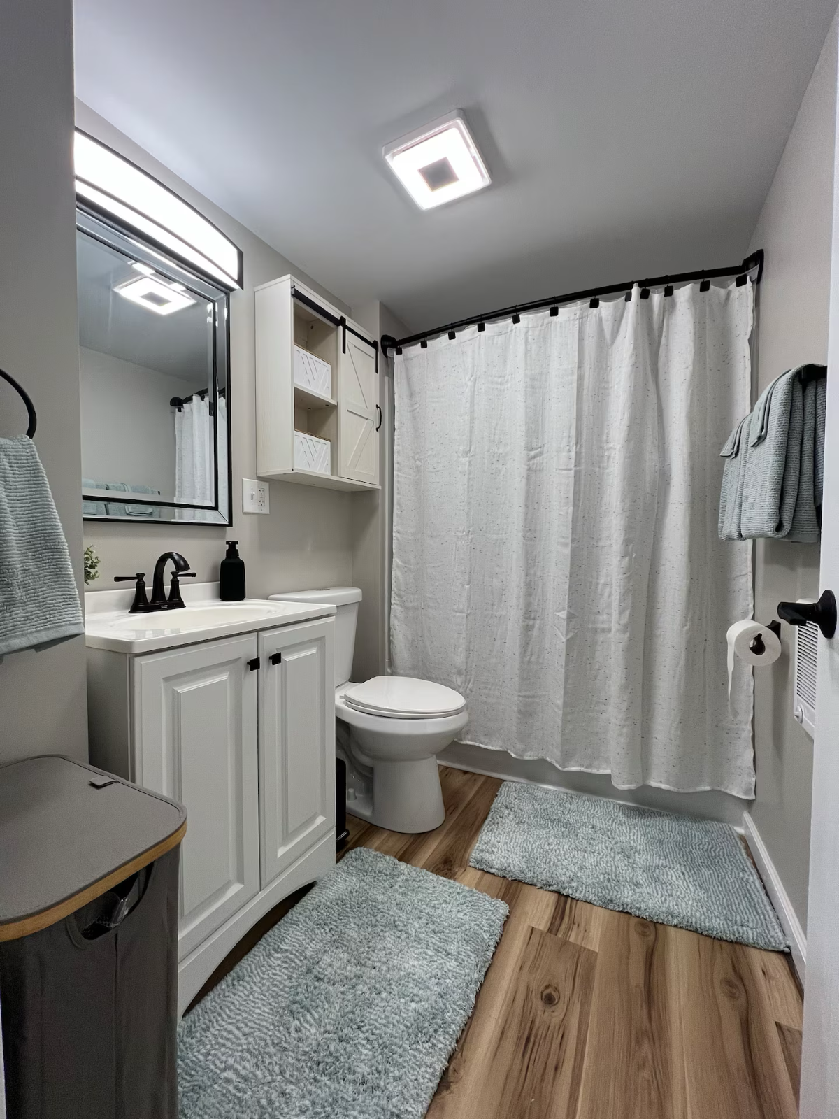 Conveniently Located Modern 1 BR - Photo 11