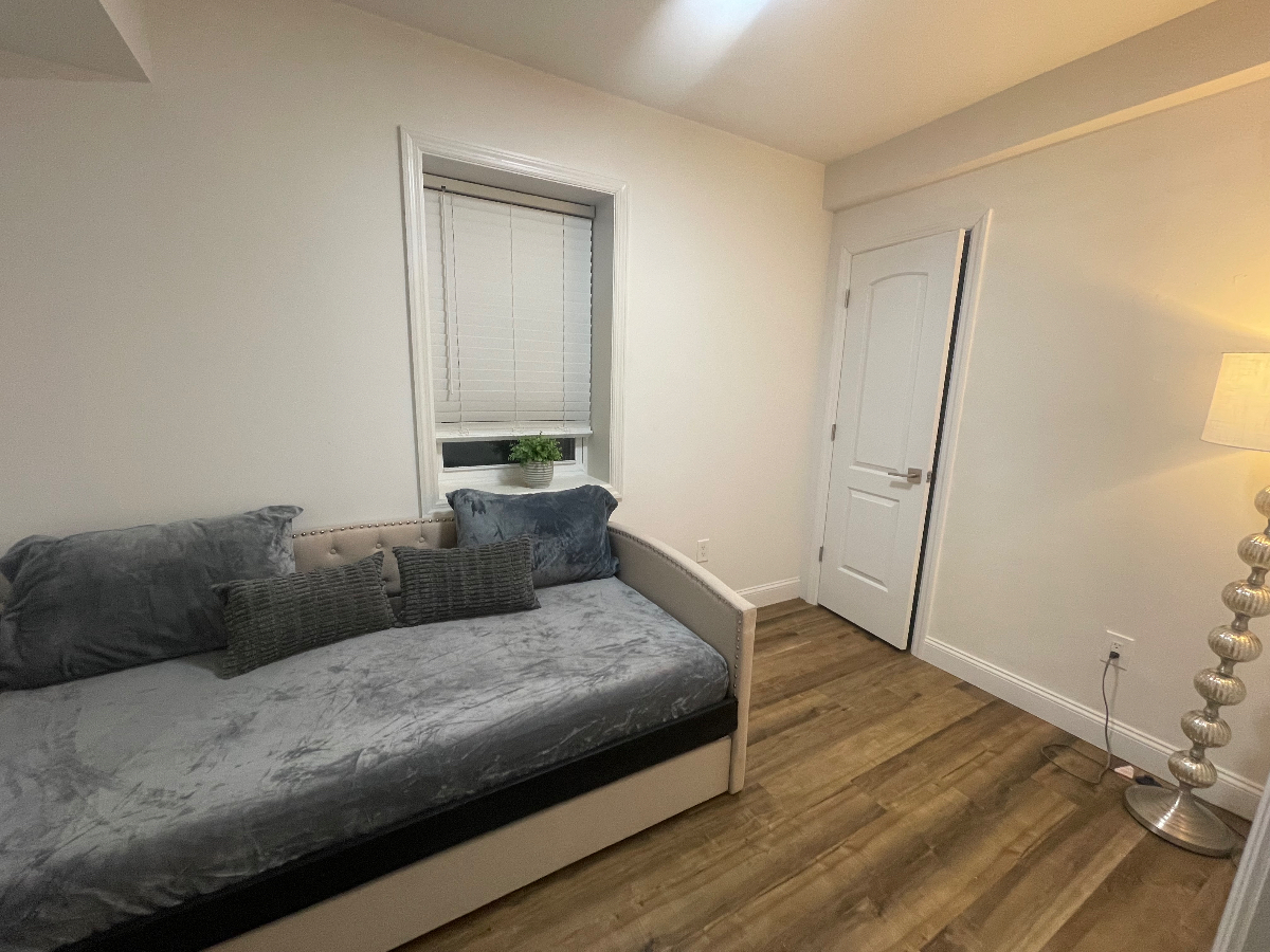 New Modern Apartment - Photo 8