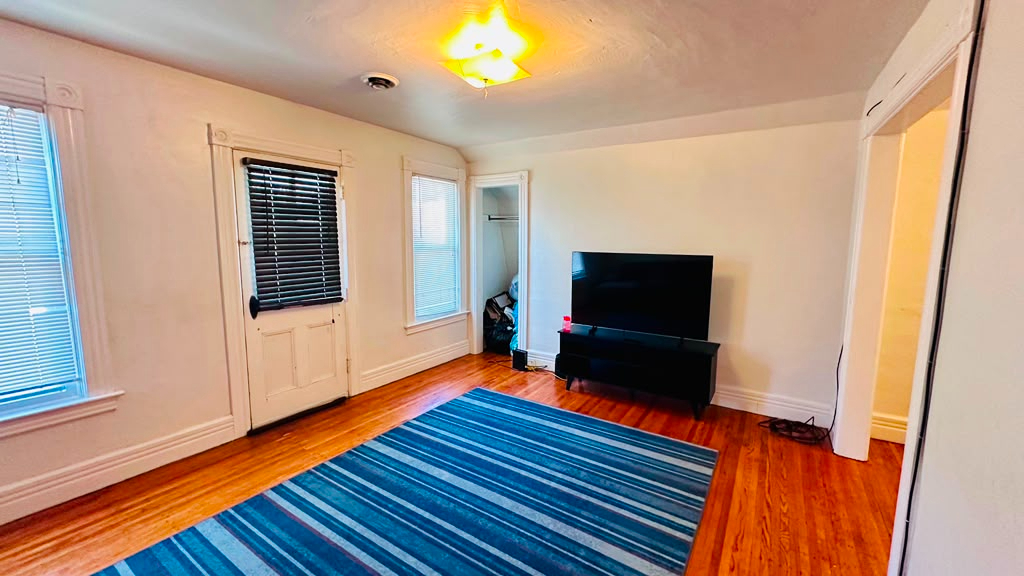 Newly Renovated. Washer/Dryer in Unite. Close to Major Hospitals - Photo 2