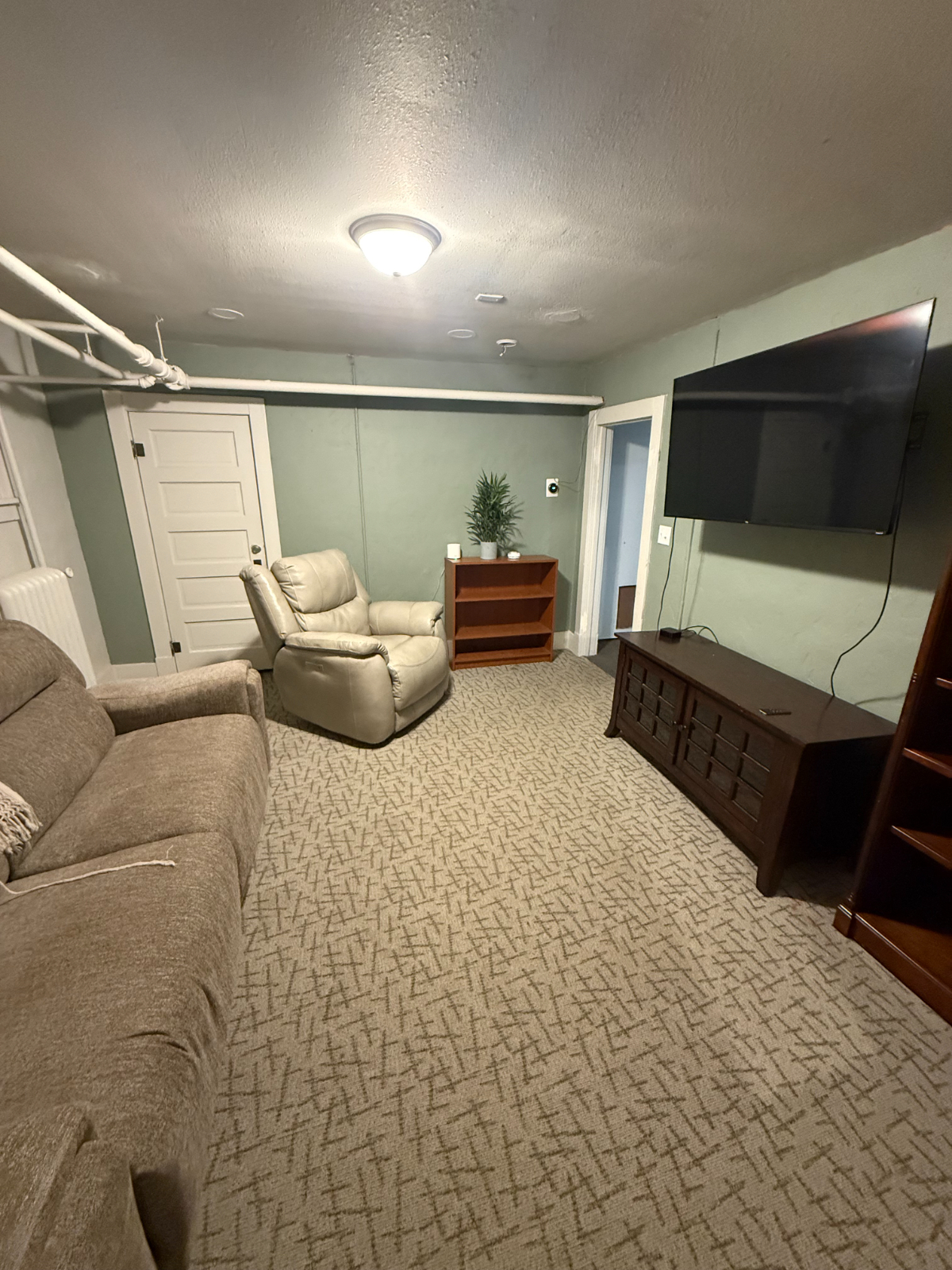 Quaint basement unit in Duplex - Photo 3