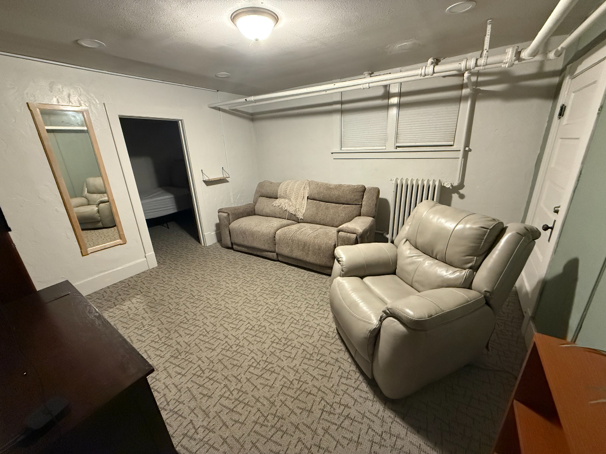 Quaint basement unit in Duplex - Photo 2