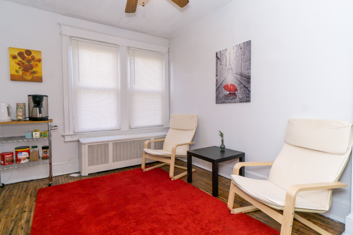 Quiet Spacious Home in NW DC - Photo 3