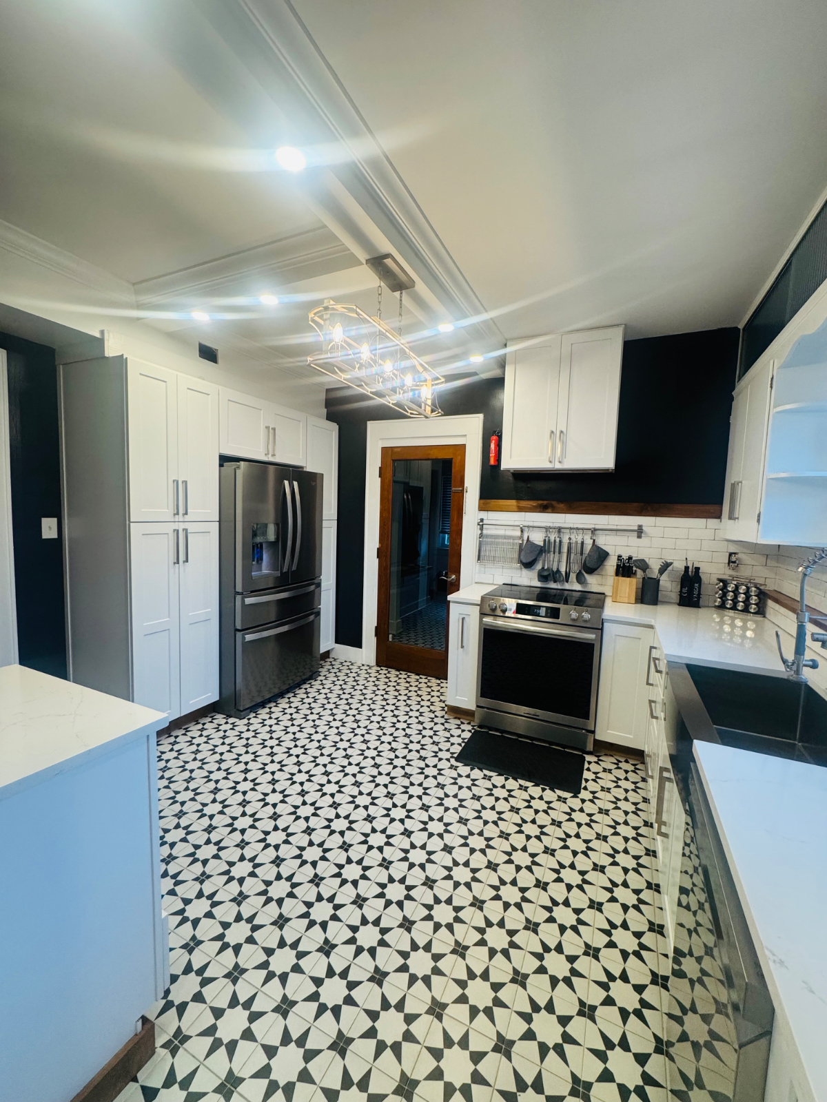 1 Elegant Room for Rent with  Modern Finishes, King-Size Comfort - Photo 9