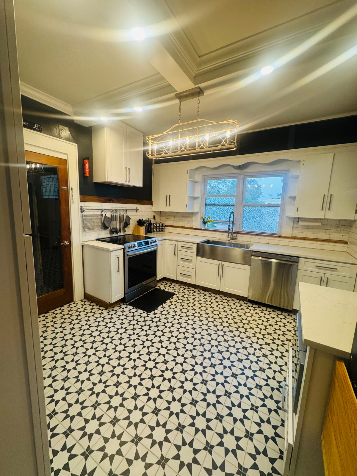 1 Elegant Room for Rent with  Modern Finishes, King-Size Comfort - Photo 11
