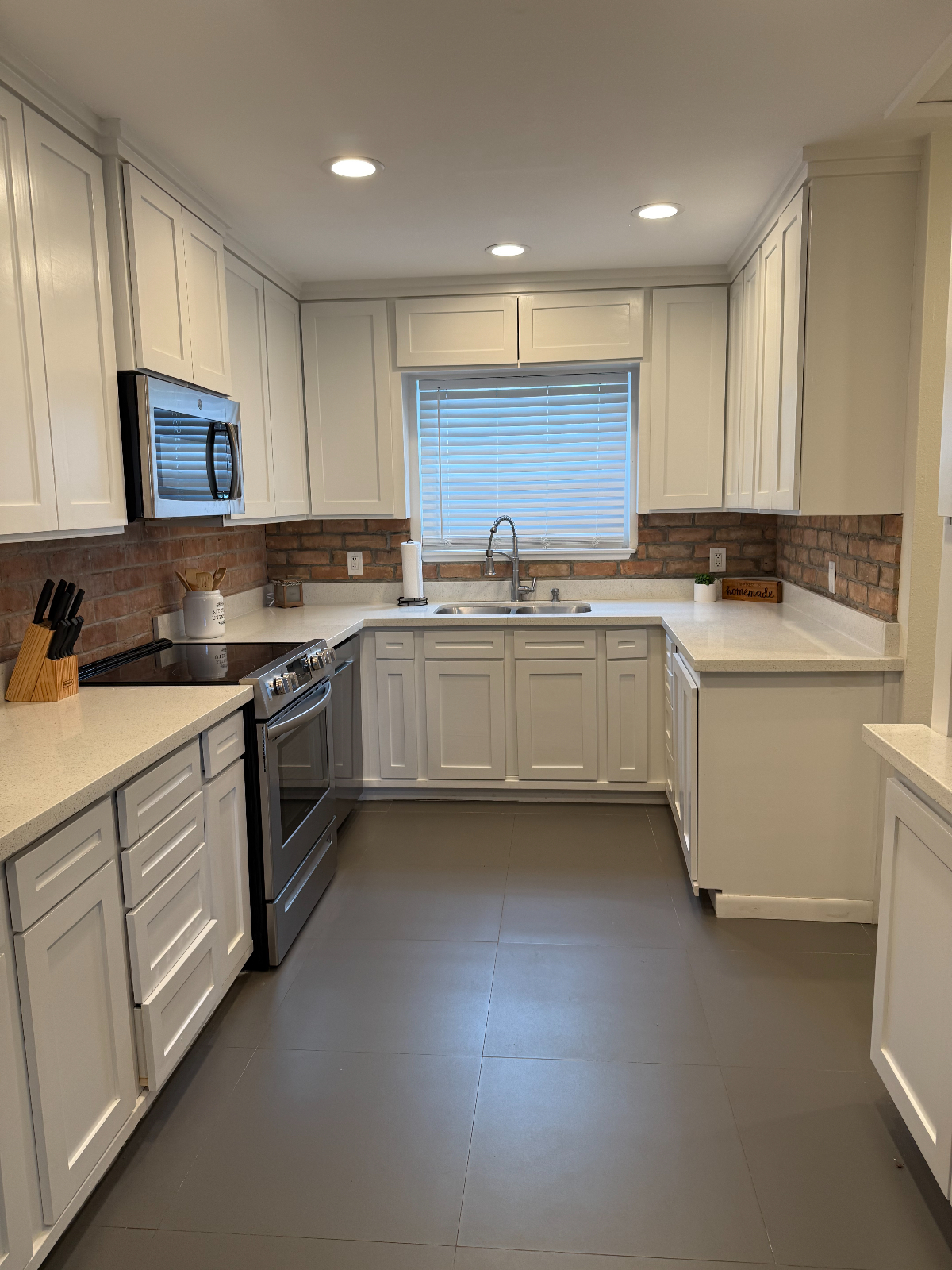 Min to SpaceX, LNG & Port | 3BR Townhome w/ Community Pool & 4-Car Parking - Photo 5