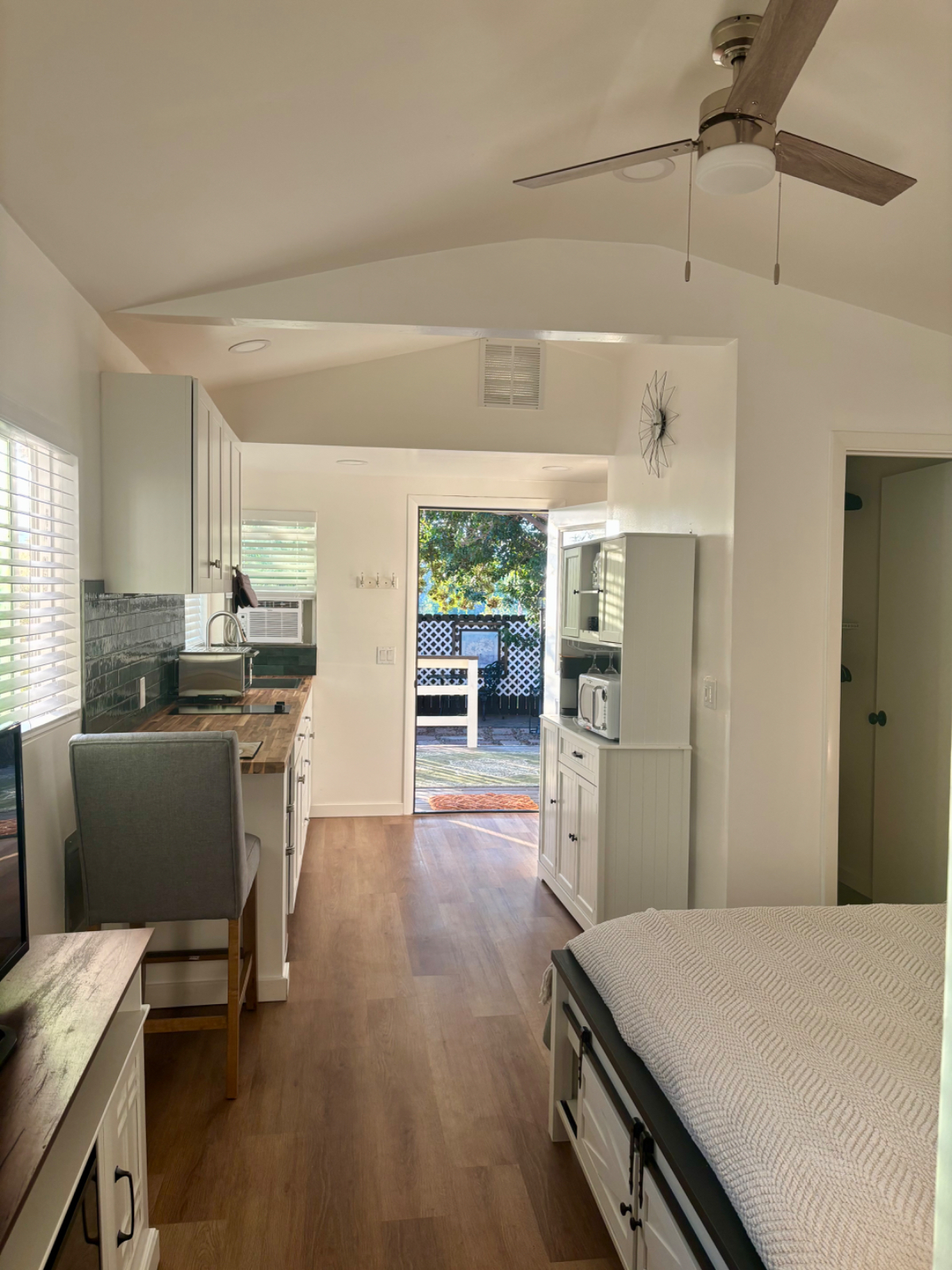 Tiny cottage retreat with Private Garden - Photo 2