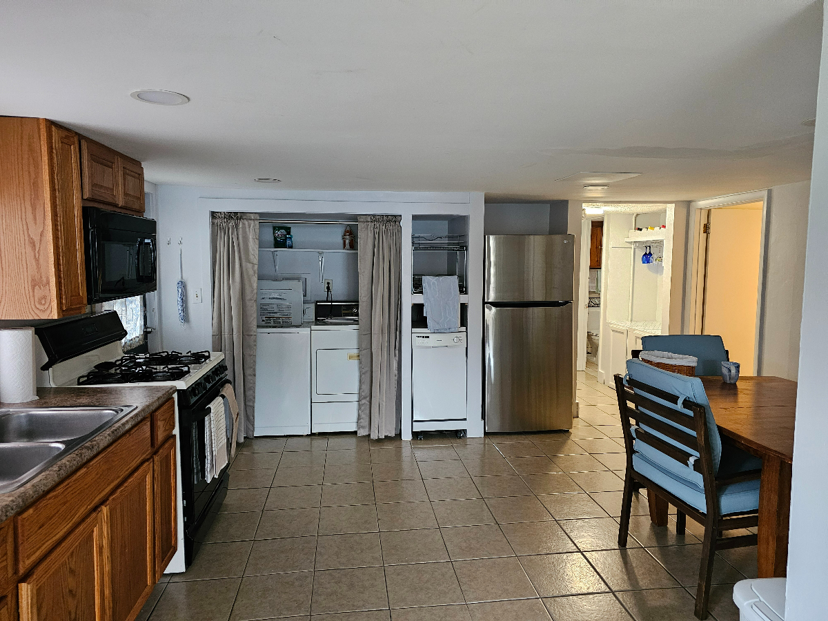 2 bedroom cozy, safe, private apartment - Photo 4