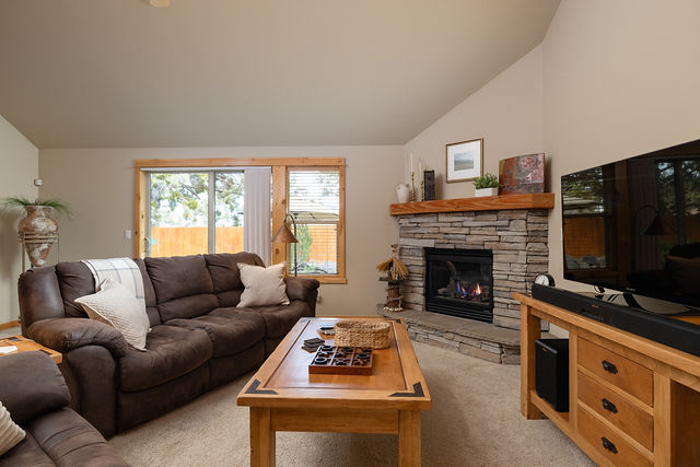 Bright & Welcoming Centrally Located 3BR Home Close to Major Hospitals - Photo 2