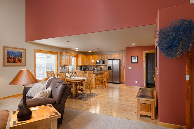 Bright & Welcoming Centrally Located 3BR Home Close to Major Hospitals - Photo 4