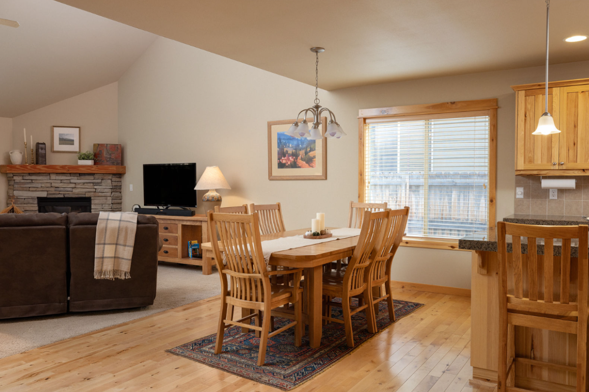 Bright & Welcoming Centrally Located 3BR Home Close to Major Hospitals - Photo 5