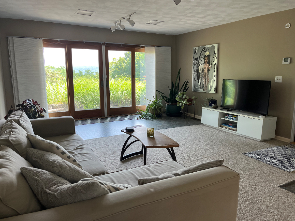 Beautiful, bright studio with lake views - Photo 2
