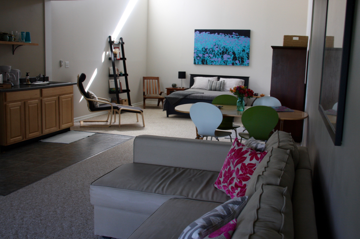 Beautiful, bright studio with lake views - Photo 3