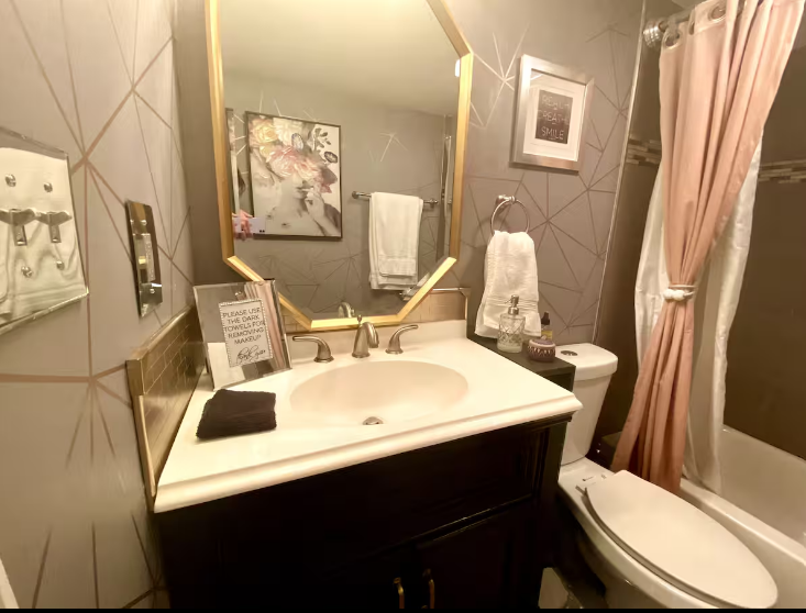 Private stylish basement apartment - Photo 6