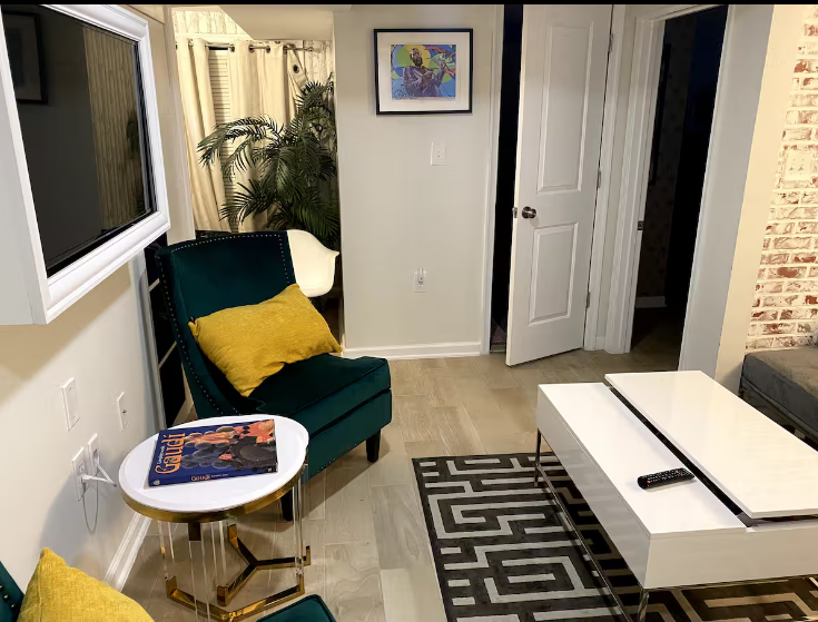 Private stylish basement apartment - Photo 9