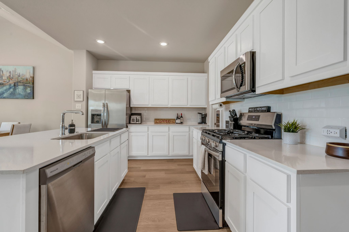 4 Bedroom 4 Bath -Main Floor Master/ Office /Pets Welcome- Insurance Rental - Photo 6