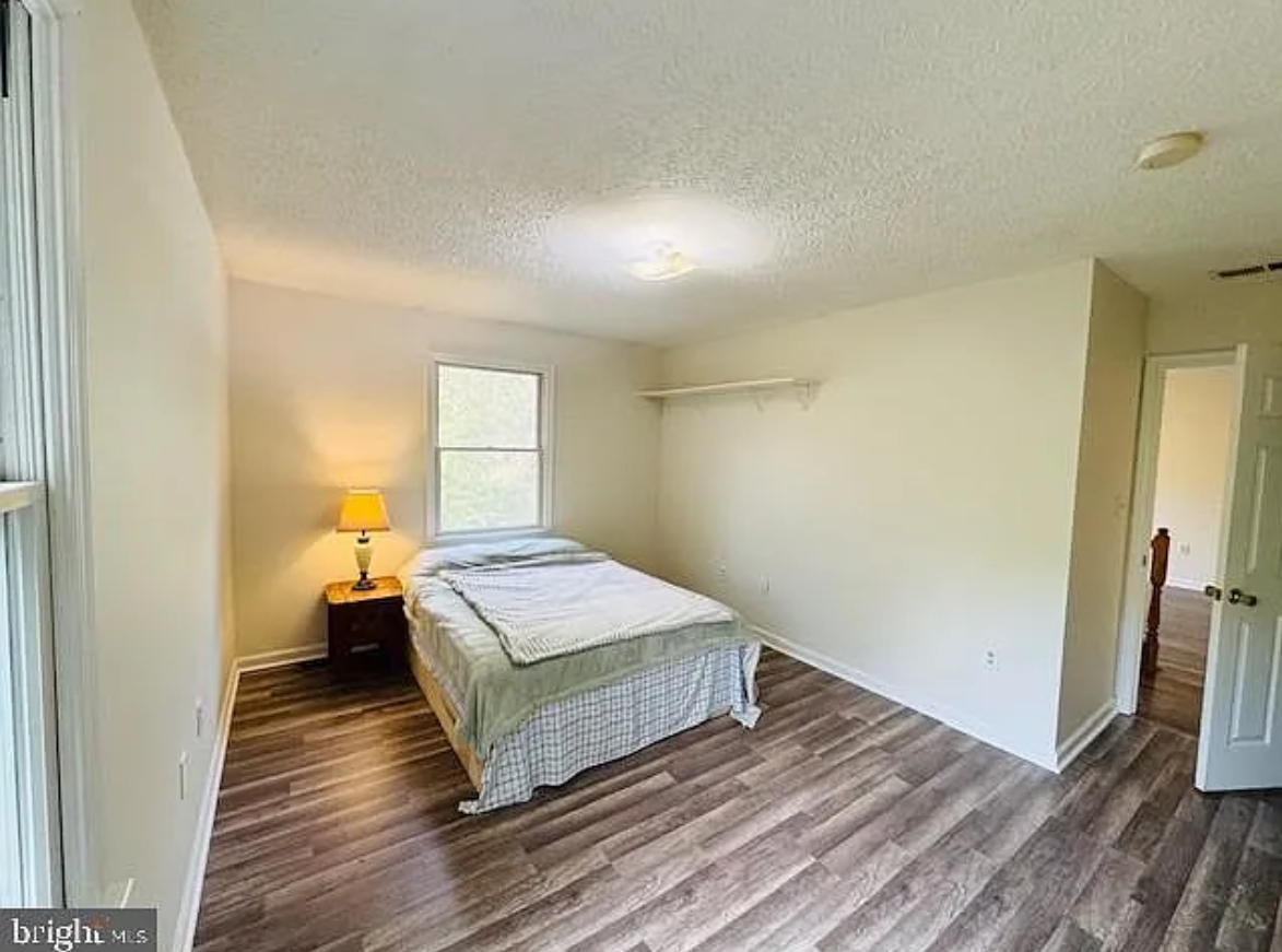 Upper Level Apartment, Split level home - Photo 3