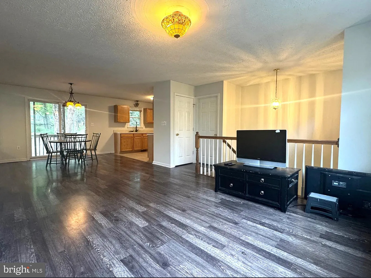 Upper Level Apartment, Split level home - Photo 2