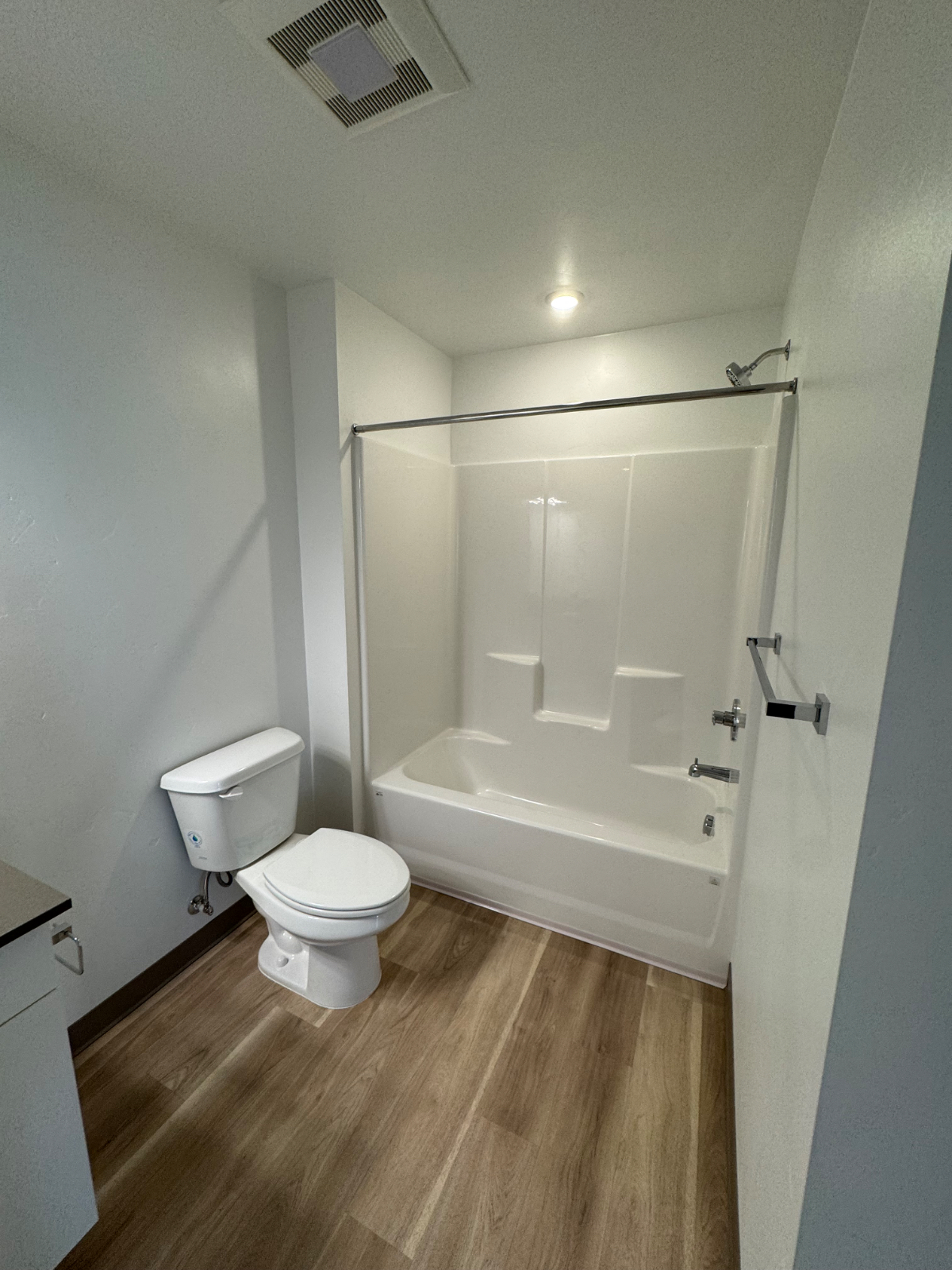 Private Ensuite Room in Modern Luxury Apartment - 2 Miles from Hospital - All Utilities Included - Pet-Friendly - Photo 3