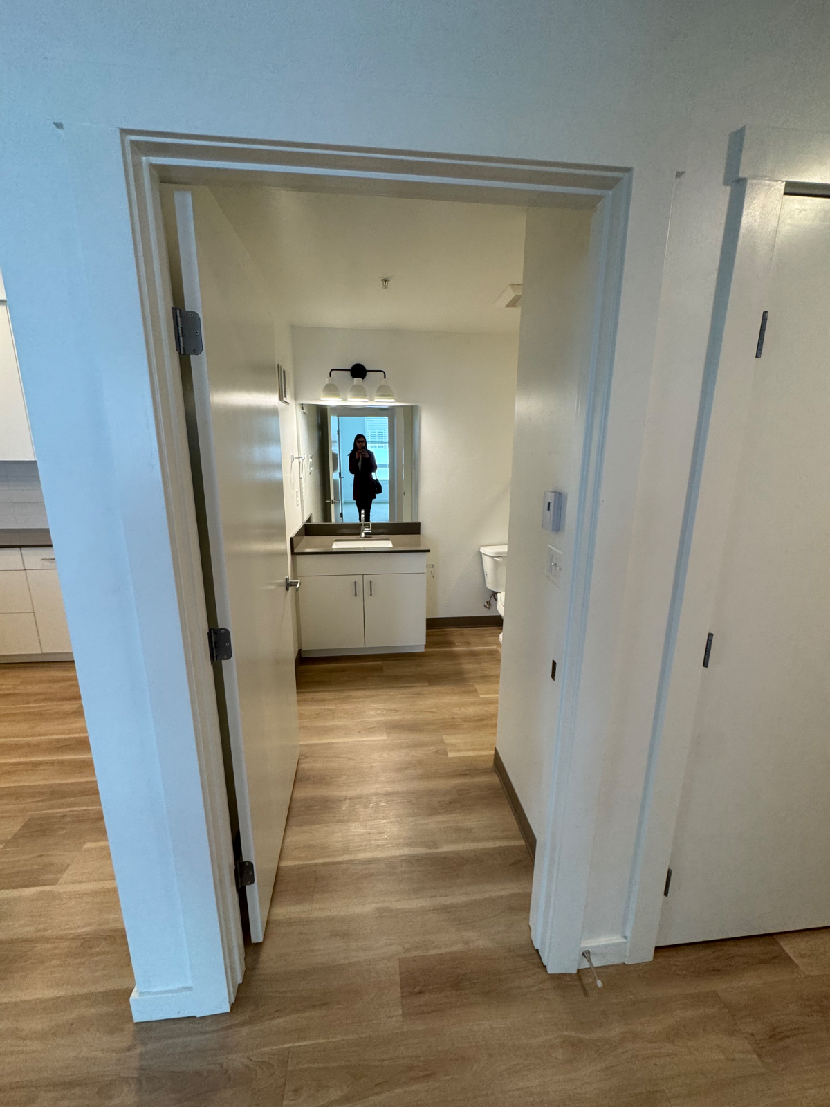 Private Ensuite Room in Modern Luxury Apartment - 2 Miles from Hospital - All Utilities Included - Pet-Friendly - Photo 4