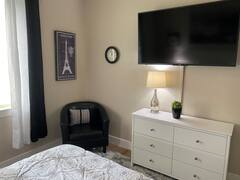 Beautiful Parisian-Themed Room Awaits You - Photo 4