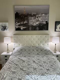 Beautiful Parisian-Themed Room Awaits You - Photo 5