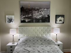 Beautiful Parisian-Themed Room Awaits You - Photo 6