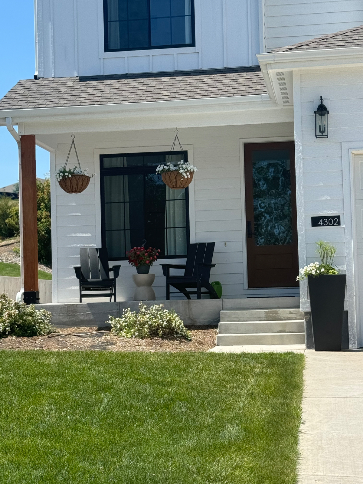 Black & White Suburban Farmhouse - Photo 1