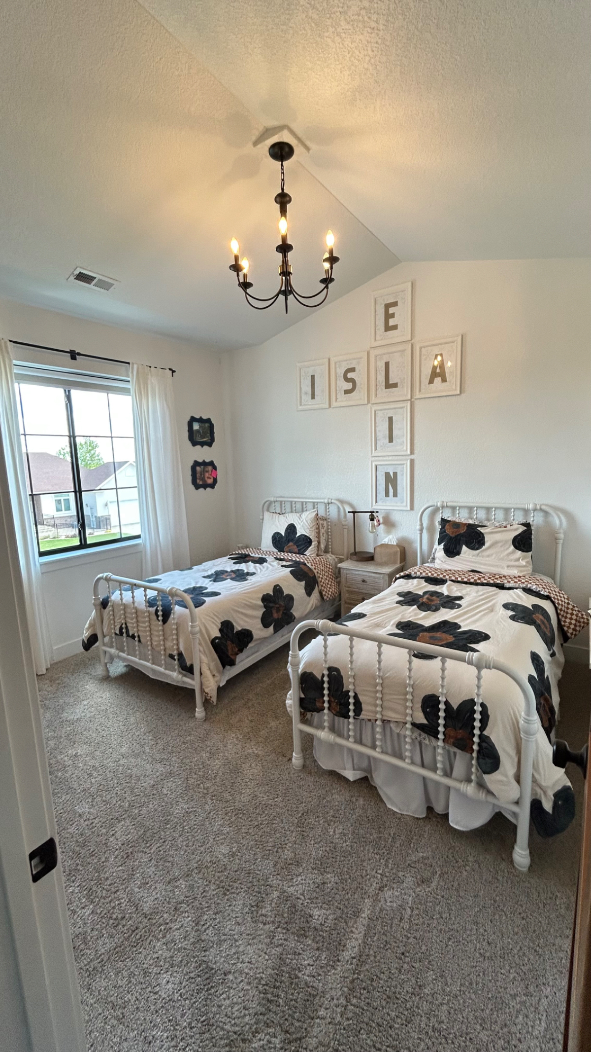Black & White Suburban Farmhouse - Photo 6