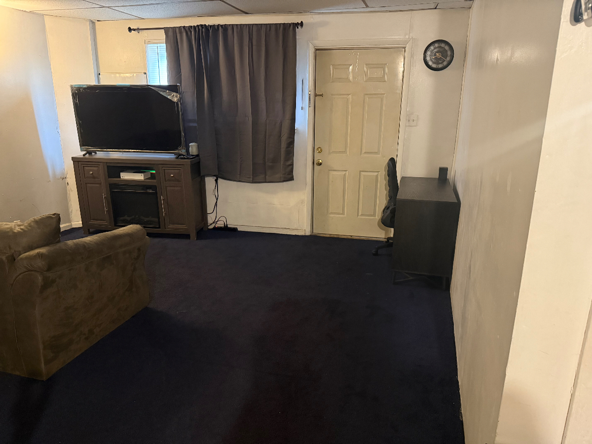 Comfortable Two-Bedroom Apartment with Flexible Living Space - Photo 2