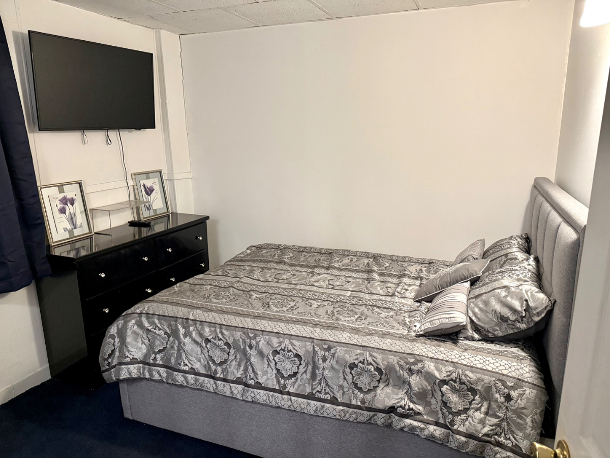 Comfortable Two-Bedroom Apartment with Flexible Living Space - Photo 1