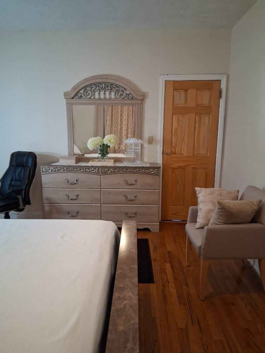 Comfortable Fully Furnished 1-Bedroom Home with Outdoor Deck and Driveway Parking - Photo 5