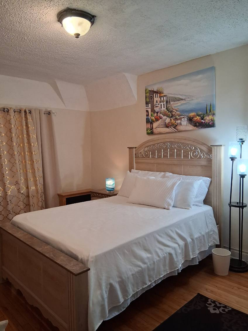 Comfortable Fully Furnished 1-Bedroom Home with Outdoor Deck and Driveway Parking - Photo 4