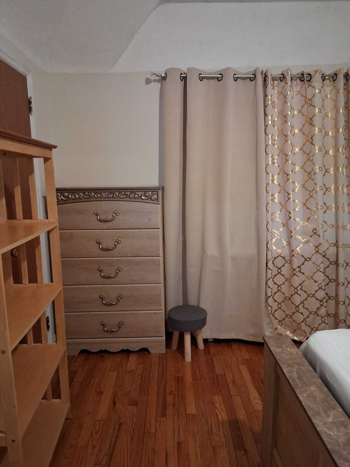 Comfortable Fully Furnished 1-Bedroom Home with Outdoor Deck and Driveway Parking - Photo 7