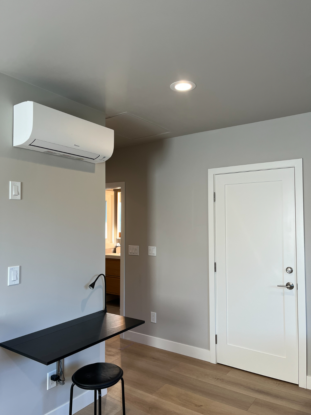 Brand new studio with full kitchen and luxurious bath - Photo 5