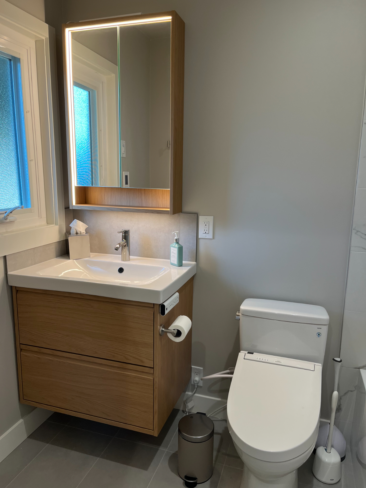 Brand new studio with full kitchen and luxurious bath - Photo 3