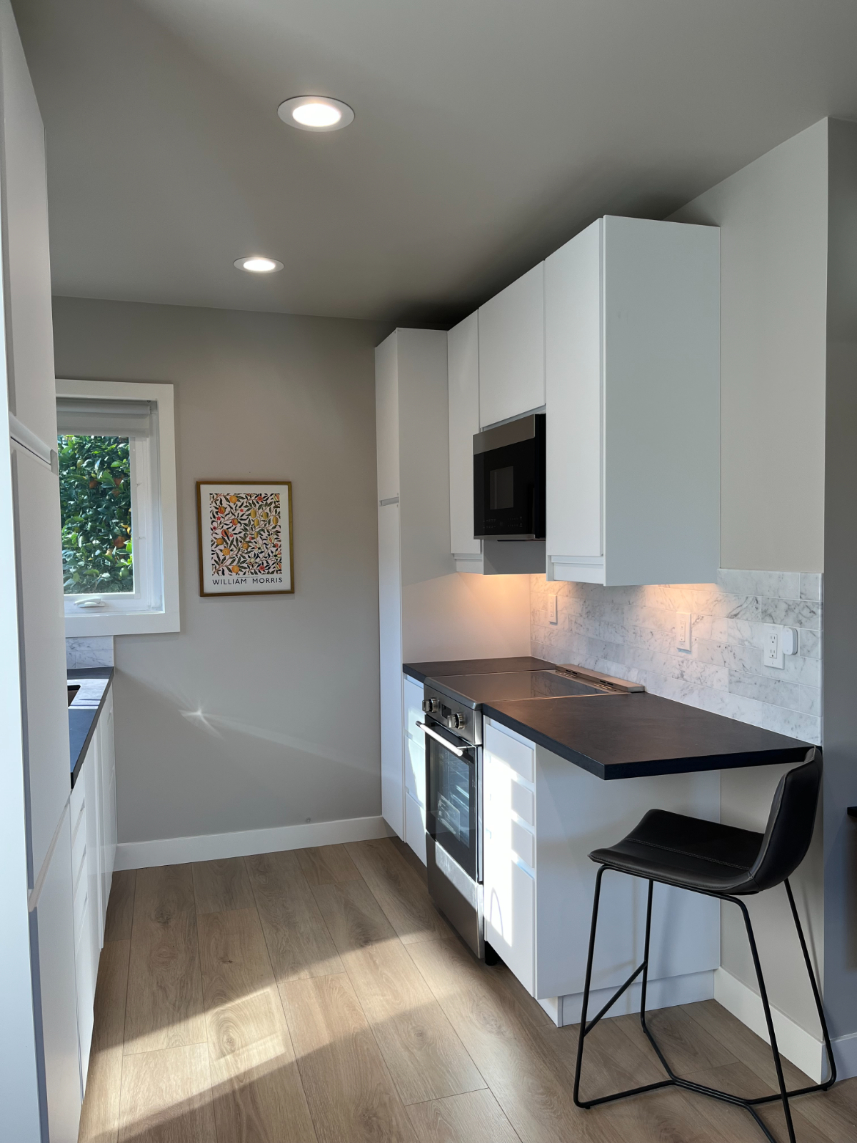 Brand new studio with full kitchen and luxurious bath - Photo 1