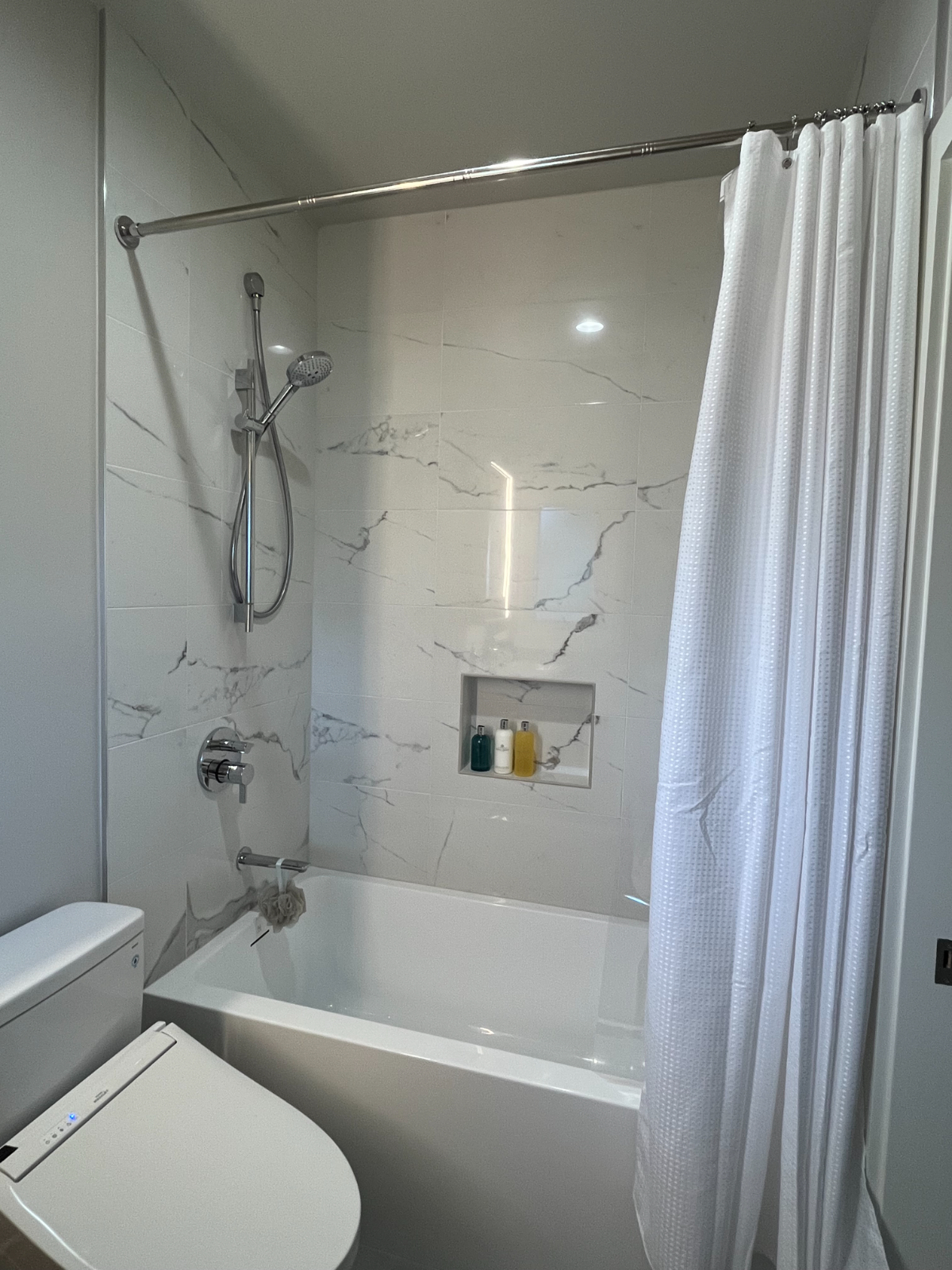Brand new studio with full kitchen and luxurious bath - Photo 4