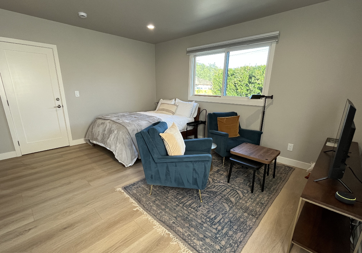 Brand new studio with full kitchen and luxurious bath - Photo 2